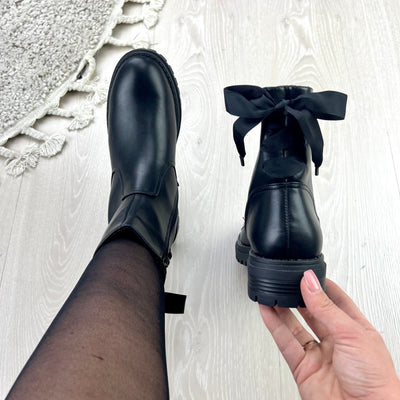 Elowen: Classic Bow-Accent Boots