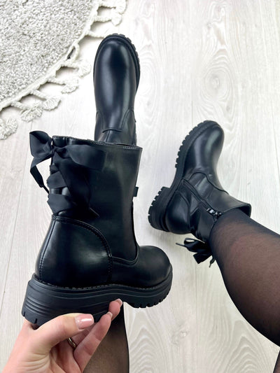 Elowen: Classic Bow-Accent Boots